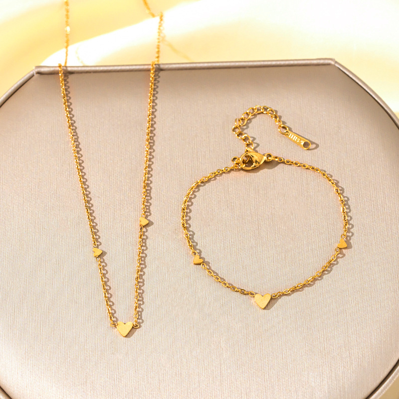 This non-fading titanium steel simple heart-shaped necklace and bracelet set is fashionable and versatile. It's a niche collarbone chain and a trendy and elegant accessory full figure