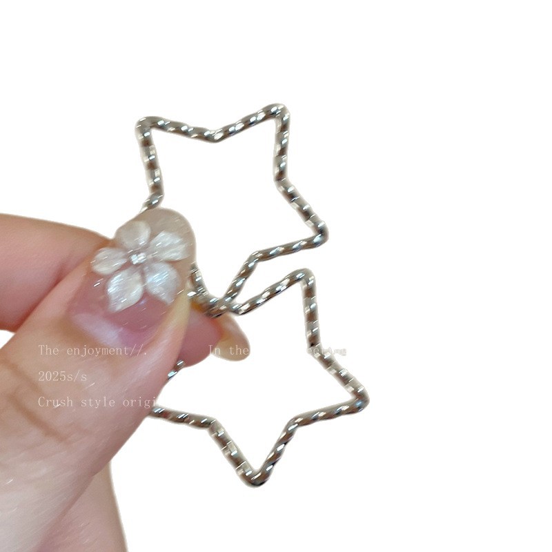 The "Little Star Ear ring" with a cool and refreshing look is a unique and distinctive female stud earring. It's a new bestseller in 2025 Item Picture