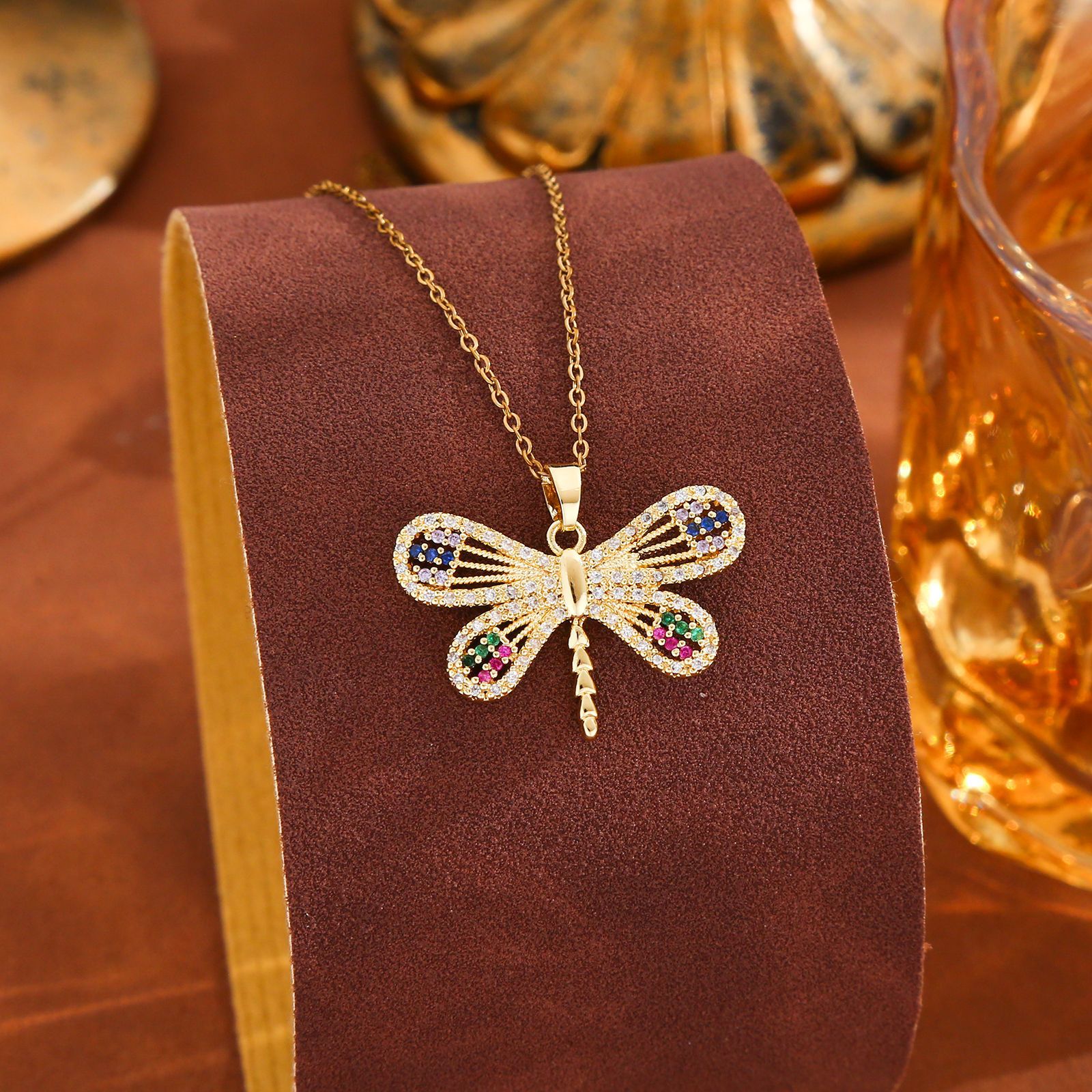 Amazon's best-selling European and American dragonfly necklace, copper zircon colored insect pendant, and exaggerated hip-hop style collarbone chain full figure
