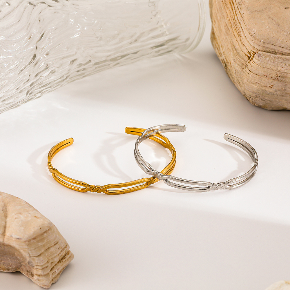 New European and American cross-border twist buckle bracelet, electroplated gold opening, personalized style, light luxury for ladies, factory direct sales Application Scenario