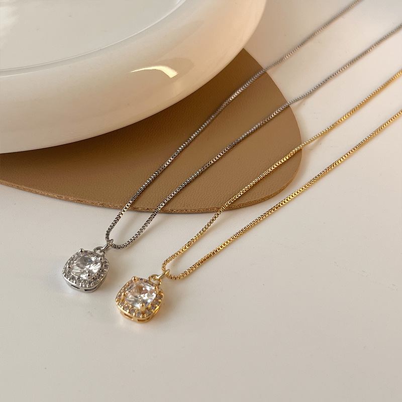 A new 2024 light luxury, niche and high-end design collarbone chain accessory for girls, the choker necklace is a bestseller details Picture