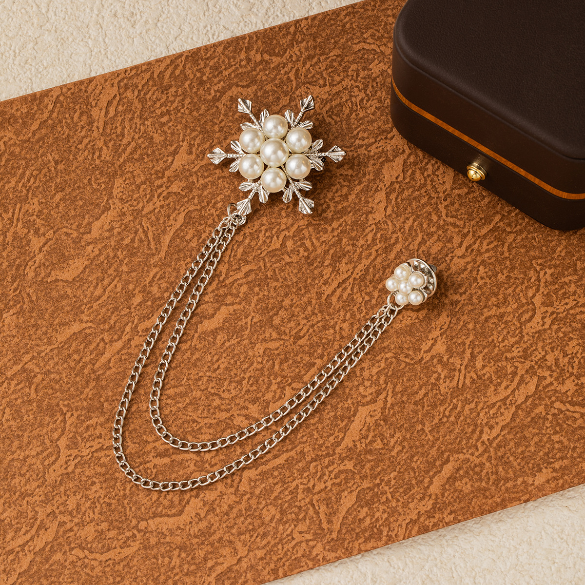 Korean-style light luxury tassel elegance brooch, snowflake pearl chain, high-end suit brooch, simple yet luxurious brooch accessory details Picture