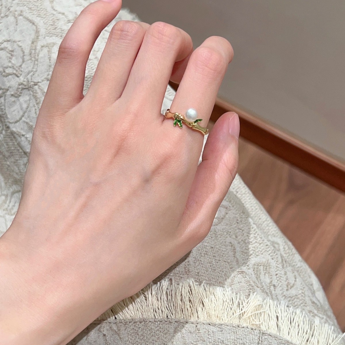 A unique and stylish green enamel bamboo joint pearl ring for women, versatile and elegant, and an open index finger ring Application Scenario