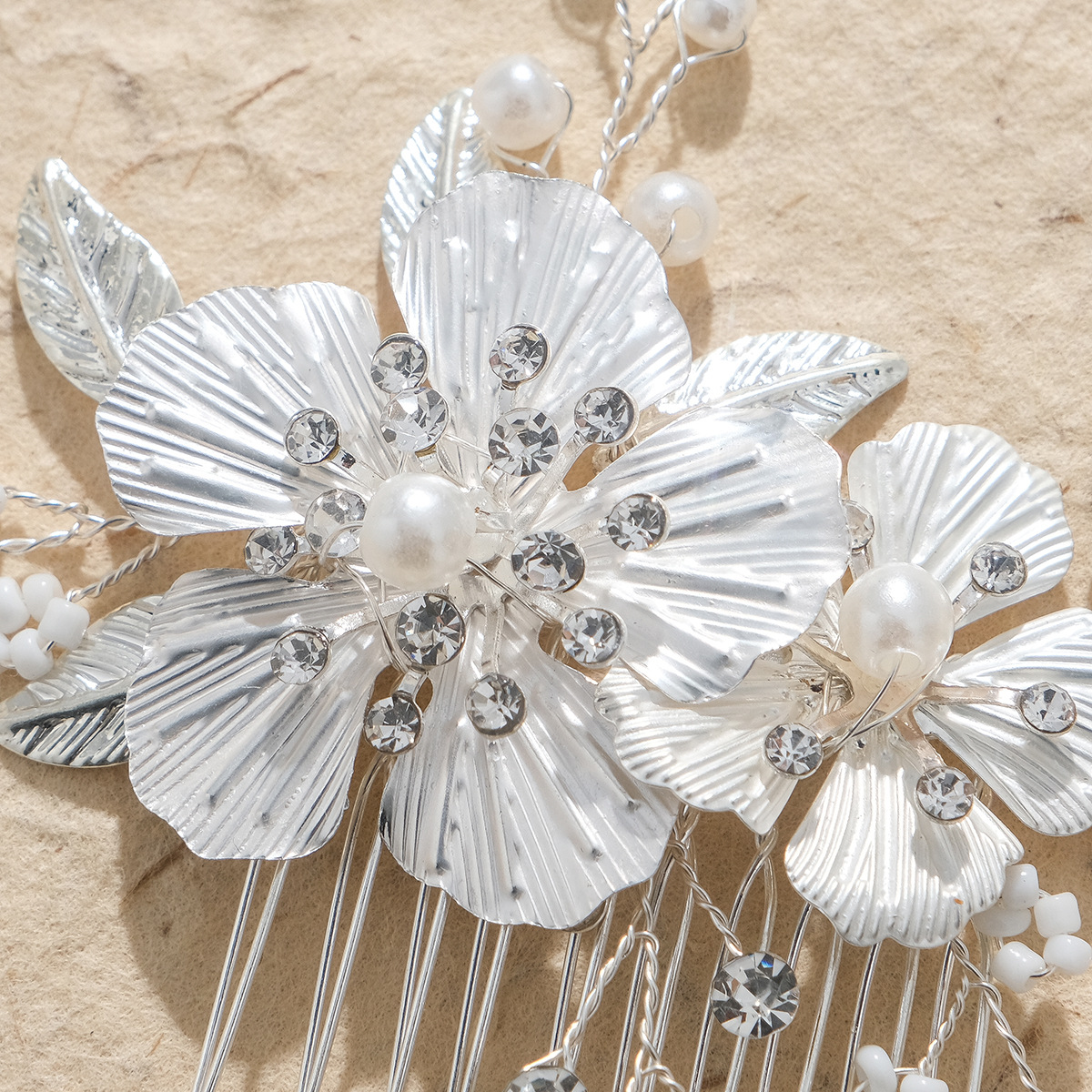 High-end bride's updo hair accessories, retro white flower pearl comb, handcrafted beaded comb, wedding dress headwear Specification drawing