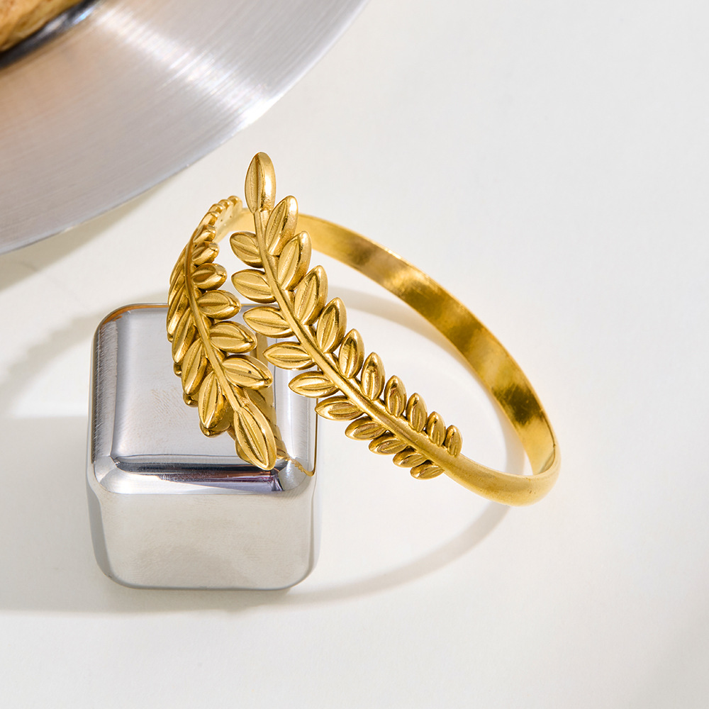 New leaf-shaped stainless steel open bracelet for women, simple and cold style, adjustable wheat ear bracelet, in stock in Yiwu full figure