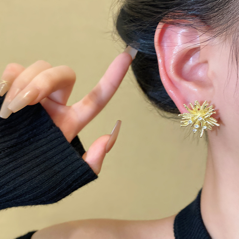 New Year metal firework stud earrings for women, autumn and winter, light luxury, high-end style, elegant and grand. Golden earrings, unique earrings wholesale Application Scenario
