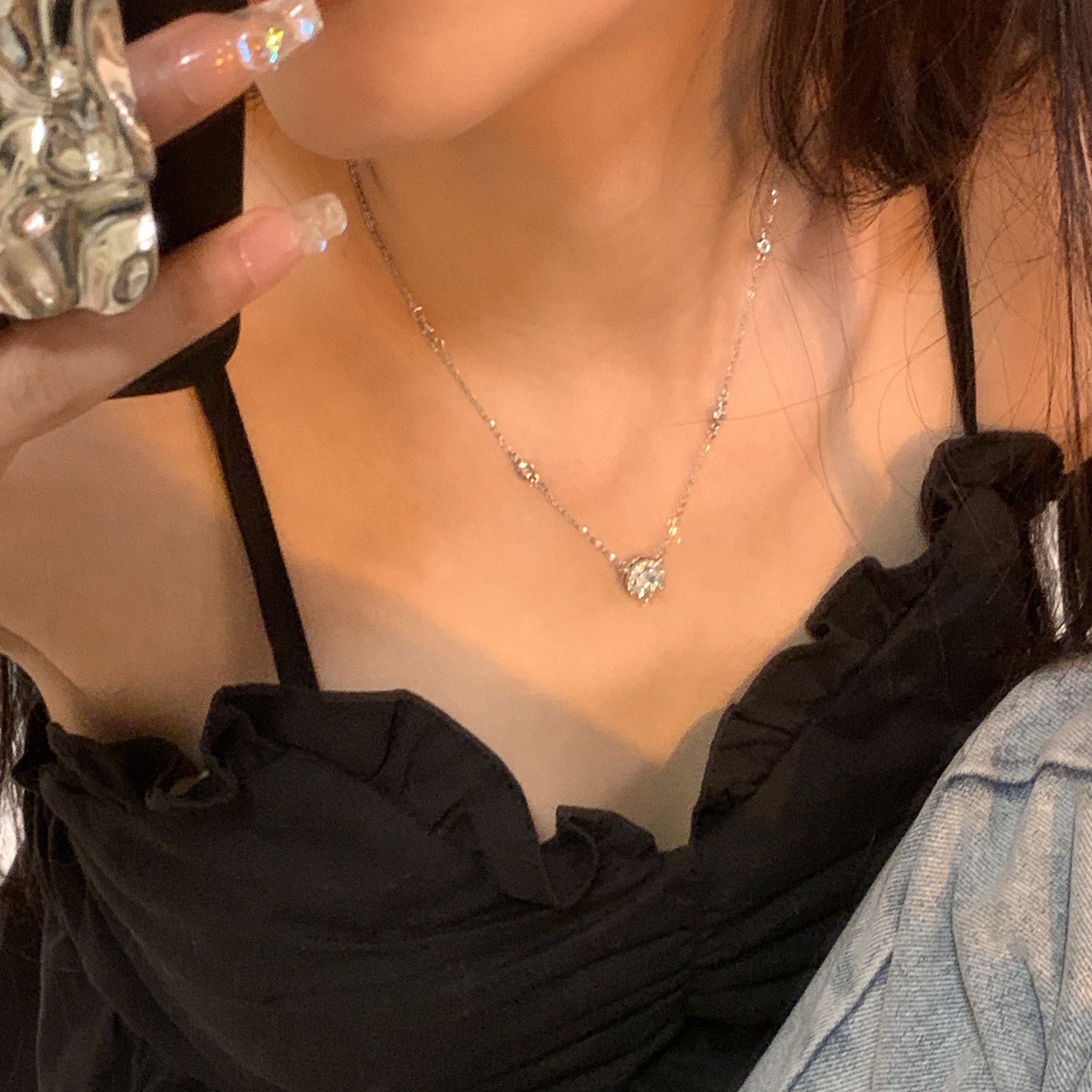 A super flash zircon silver necklace with a high-end feminine touch, a niche design, a trendy and fashionable style, and a cold commuting vibe. It's a collarbone chain Specification drawing