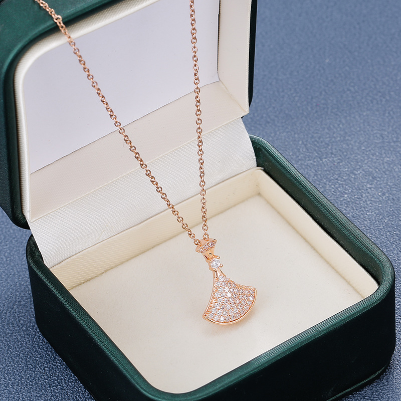 A minimalist and trendy dress with full diamonds, a titanium steel necklace, a simple fan-shaped skirt hem pendant for women on Instagram, a popular and trendy necklace Specification drawing