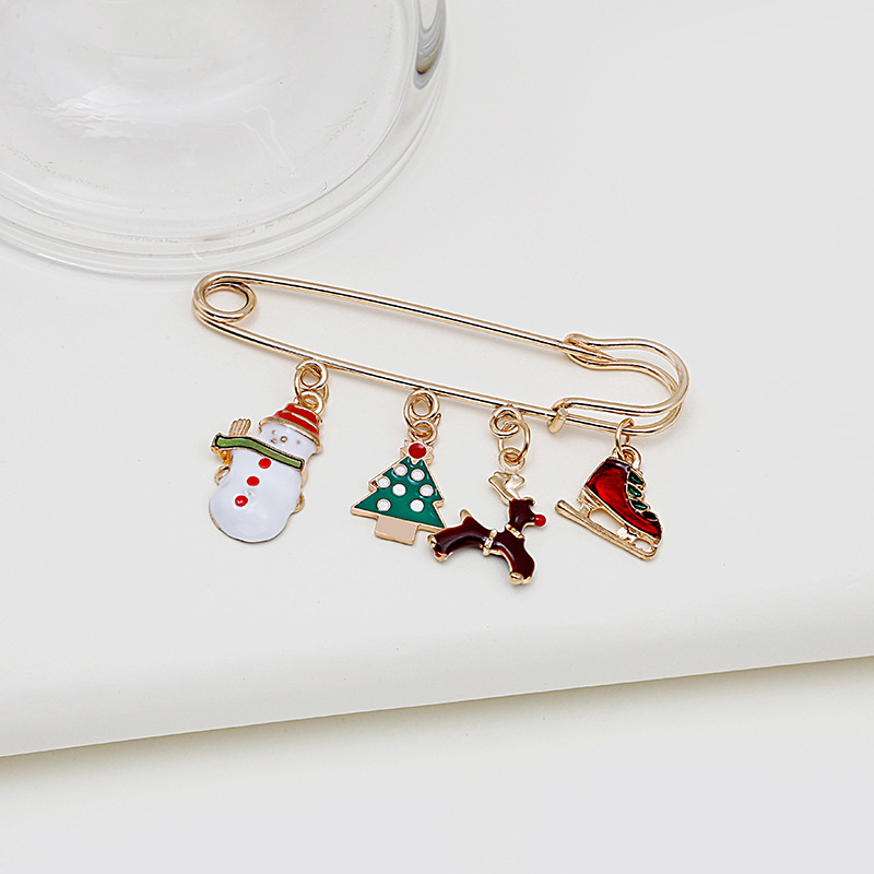 Cartoon Christmas accessory brooches, deer gifts, snowflake brooches, alloy handcrafted oil-dripping Christmas brooches, collar pins wholesale Application Scenario