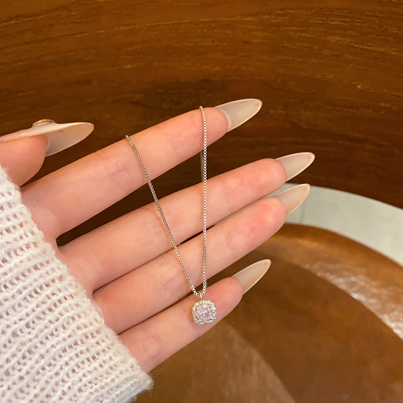 Little Sugar Cube ~ Exquisite diamond-encrusted zircon titanium steel necklace, a versatile collarbone chain for women's fashion and temperament, a popular neckchain accessory full figure