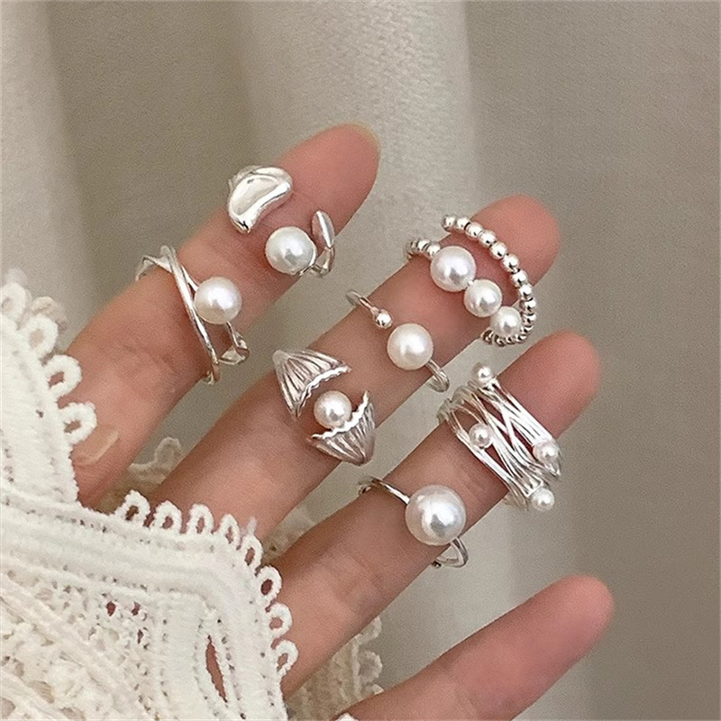The S925 sterling silver pearl ring exudes a touch of light luxury and sophistication for women. It is a niche, layered index finger ring that is elegant, gentle, and versatile, making it a trendy accessory full figure