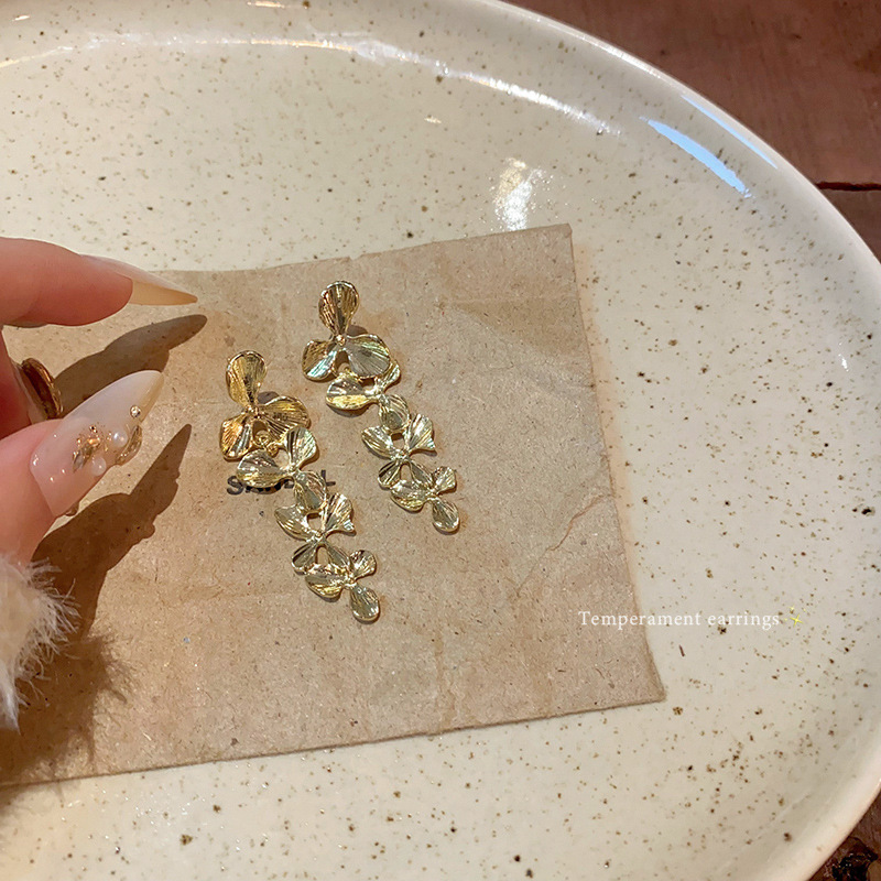 European and American exaggerated metallic tassel flower earrings, a retro and high-end style for women, romantic earrings Specification drawing