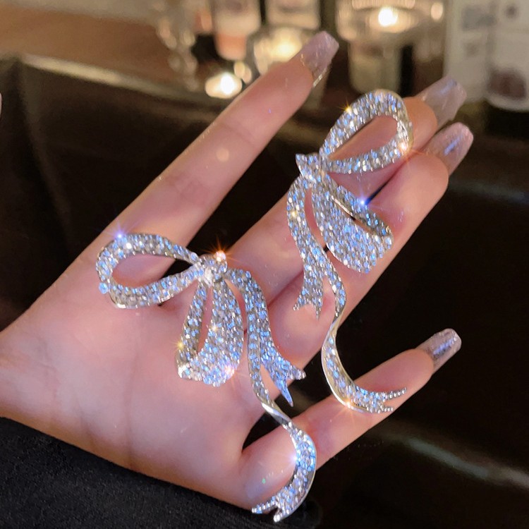 Full-diamond ribbon bow stud earrings in a cold female style, long diamond-encrusted earrings, light luxury, niche, high-end and elegant earrings Specification drawing