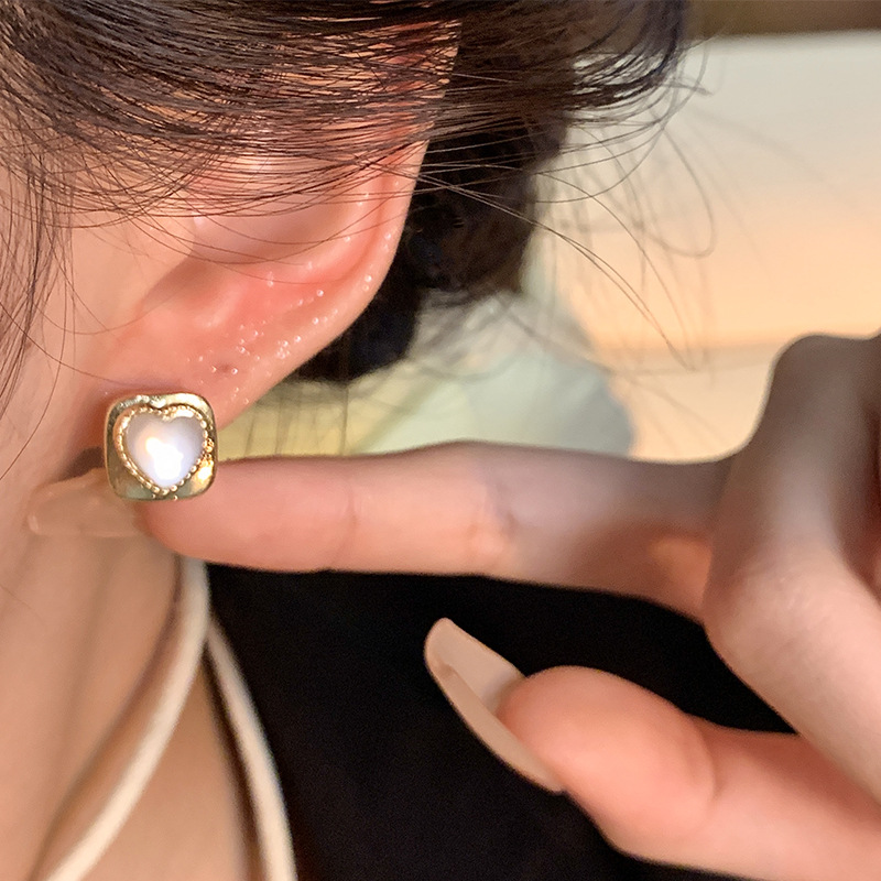 Simple square cat's eye stone heart-shaped earrings, 2024 new style, super ethereal and best-selling 925 silver needle earrings wholesale Application Scenario
