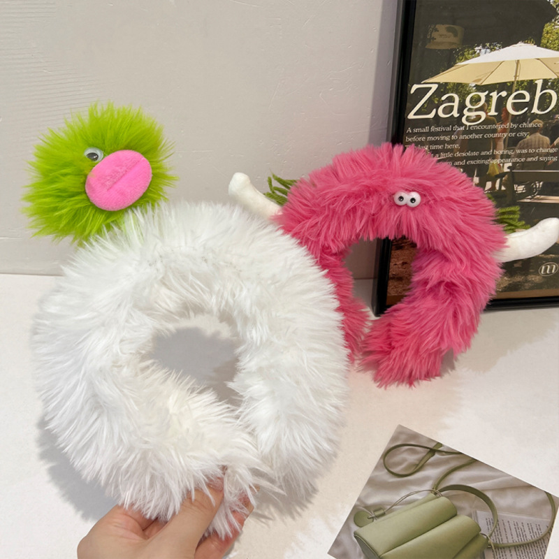 My daughter, Liu Yan, has the same cute and cartoonish little monster plush headband. It's a hair tie for washing the face and applying facial masks Specification drawing