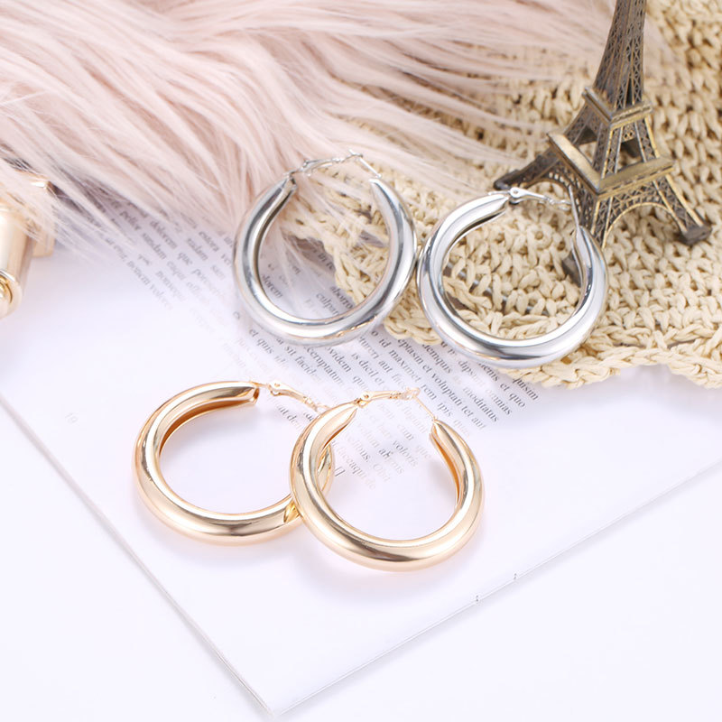 This is a versatile golden geometric round large earring for the European and American fashion OL style, featuring exaggerated Riri circle earrings for women details Picture