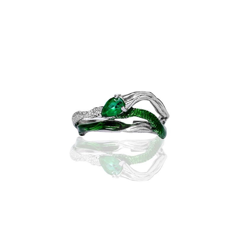 Original and unique isn snake-shaped niche design with a sense of sophistication. Slytherin Snake House girl closes her eyes and enters the new style full figure
