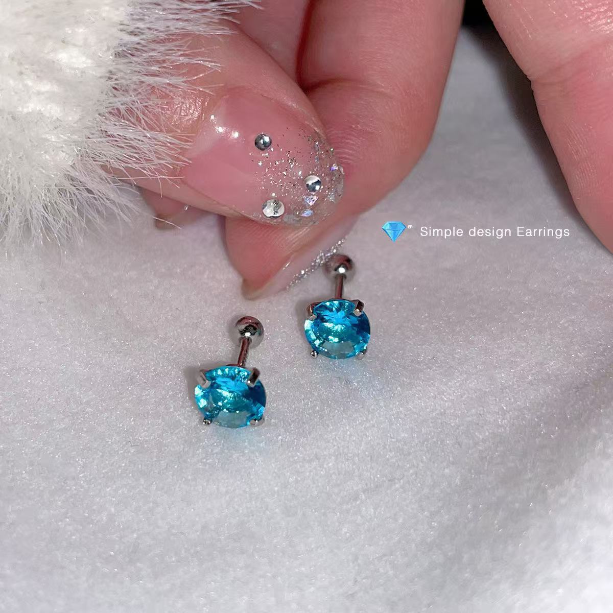 The sparkling blue zircon ear bone stud features a niche design with a simple and elegant screwing effect. It is the same style as the popular earrings and earrings Specification drawing