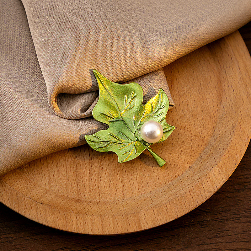 Korean-style fashionable green three-dimensional leaf brooch, creative plant pearl brooch, exquisite brooch, suit accessory for women details Picture