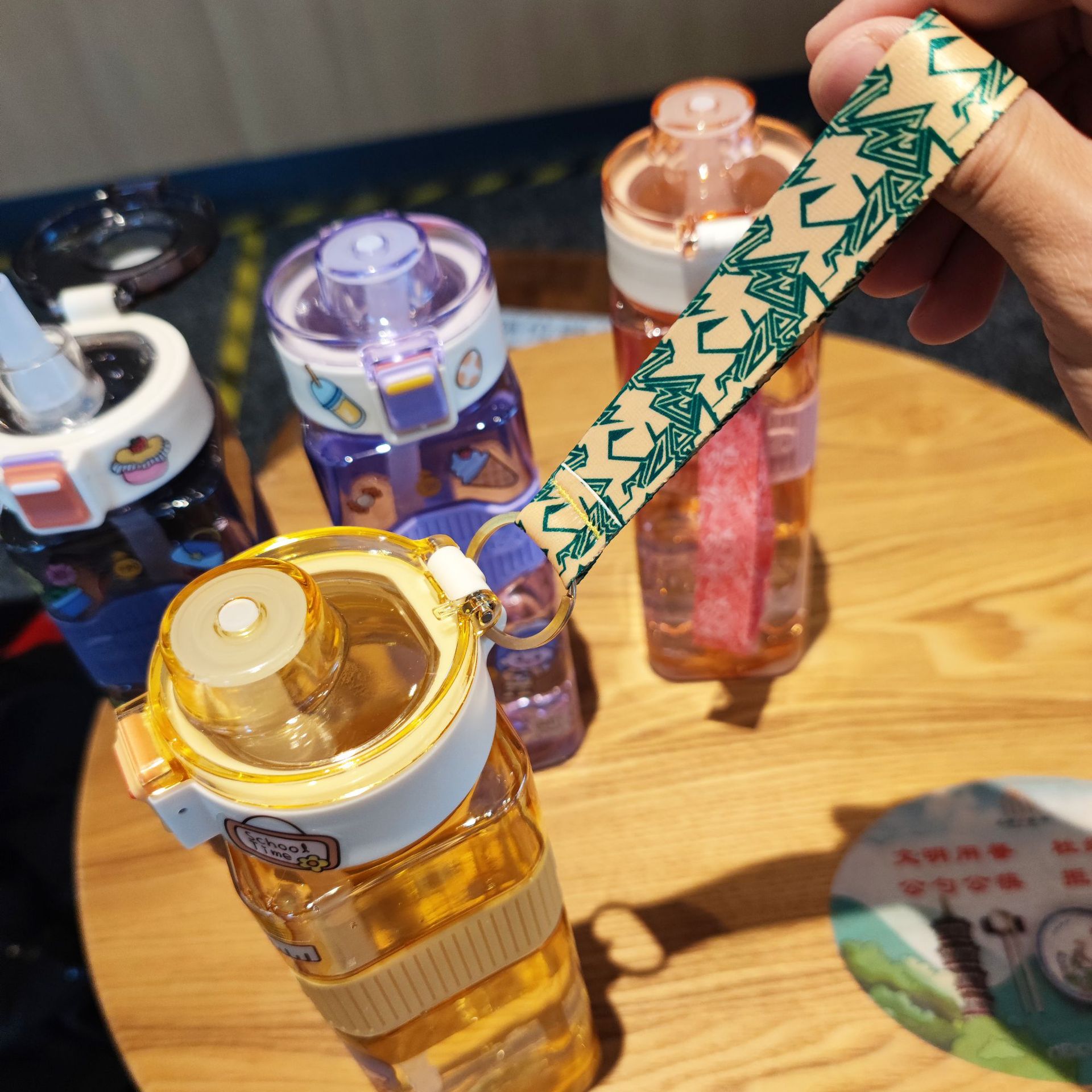 Wholesale popular square water bottles, straws, plastic water cups, portable handles, outdoor sports and fitness water bottles with high appearance standards Specification drawing