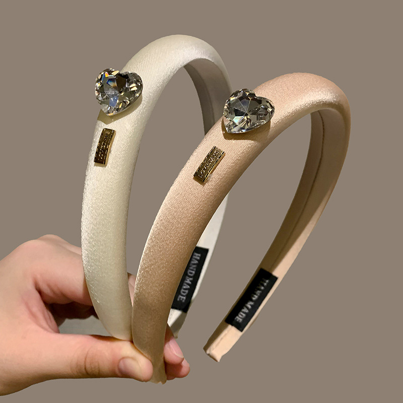 French retro heavy metal rhinestone heart-shaped black satin hair band for tall women on the top of the head, highlighting a small and high-end look on the face details Picture