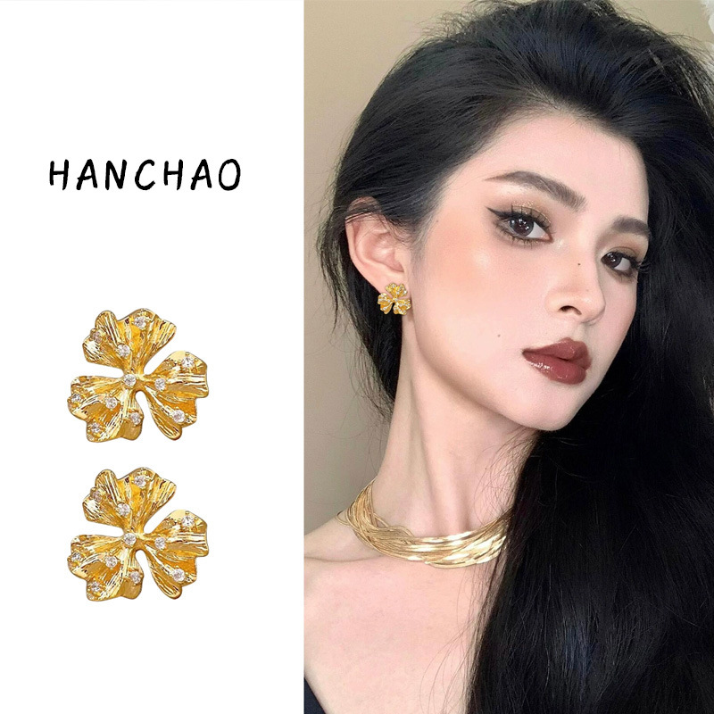 Sparkling diamond golden three-leaf flower stud earrings, high-end, niche, daily, exquisite, unique and beautiful earrings, retro earrings for women full figure