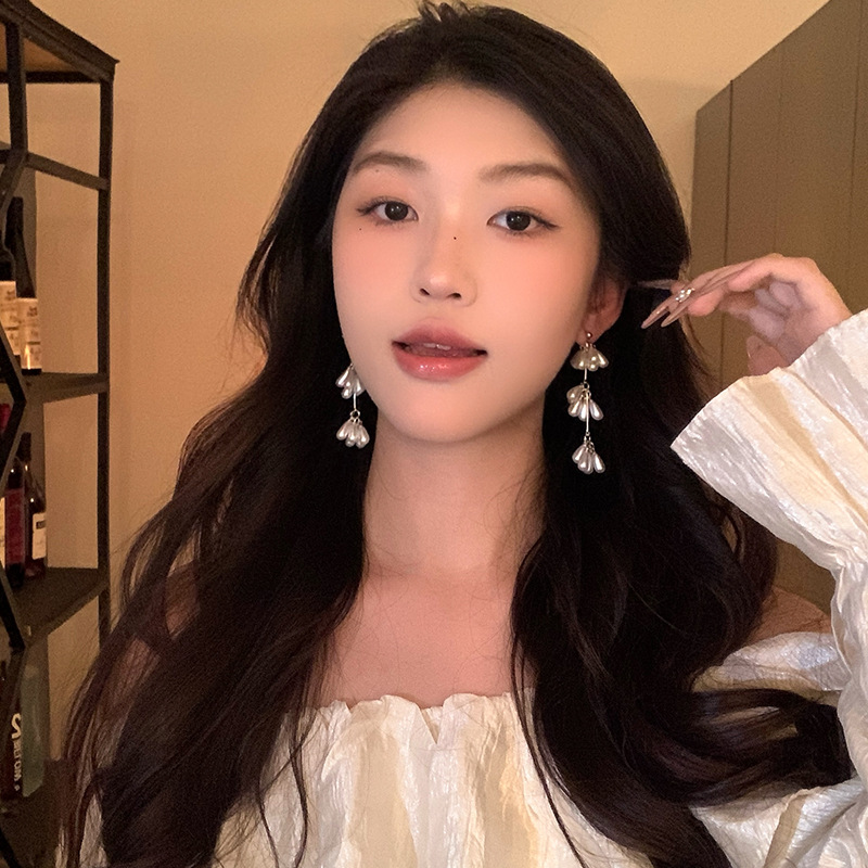 French high-end long tassel pearl earrings, women's fashionable design, teardrop stud earrings, internet-famous and elegant earrings Application Scenario