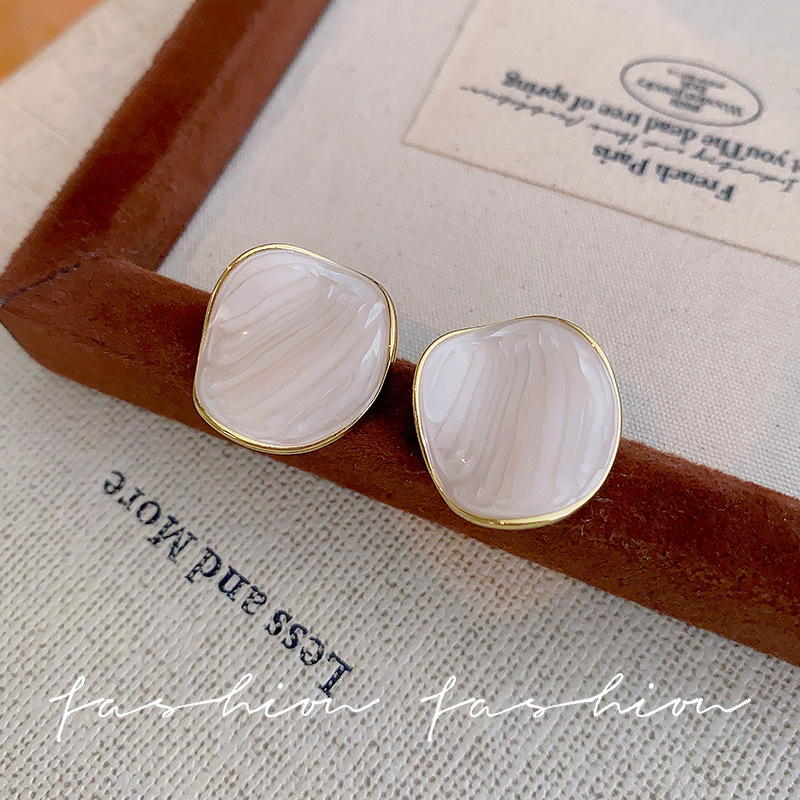 French retro milky white glazed earrings for women, Korean high-end, simple and elegant, versatile oval stud earrings, exaggerated earrings Specification drawing