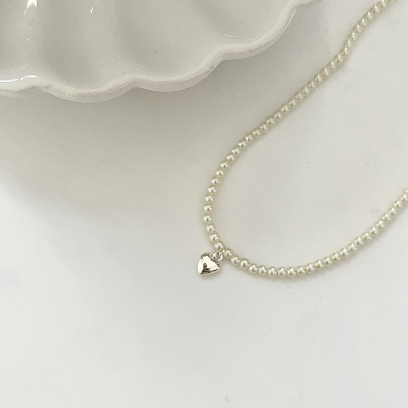 A niche high-end design collarbone chain with French style, a necklace for a socialite, exquisite pearl heart-shaped necklace, and a trendy Instagram look for women details Picture