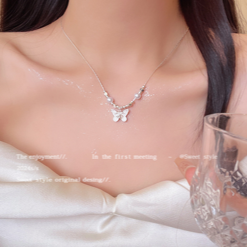 The super fairy butterfly pendant necklace is a new bestseller for women in 2024. It is a gentle and elegant pearl collarbone chain accessory Application Scenario