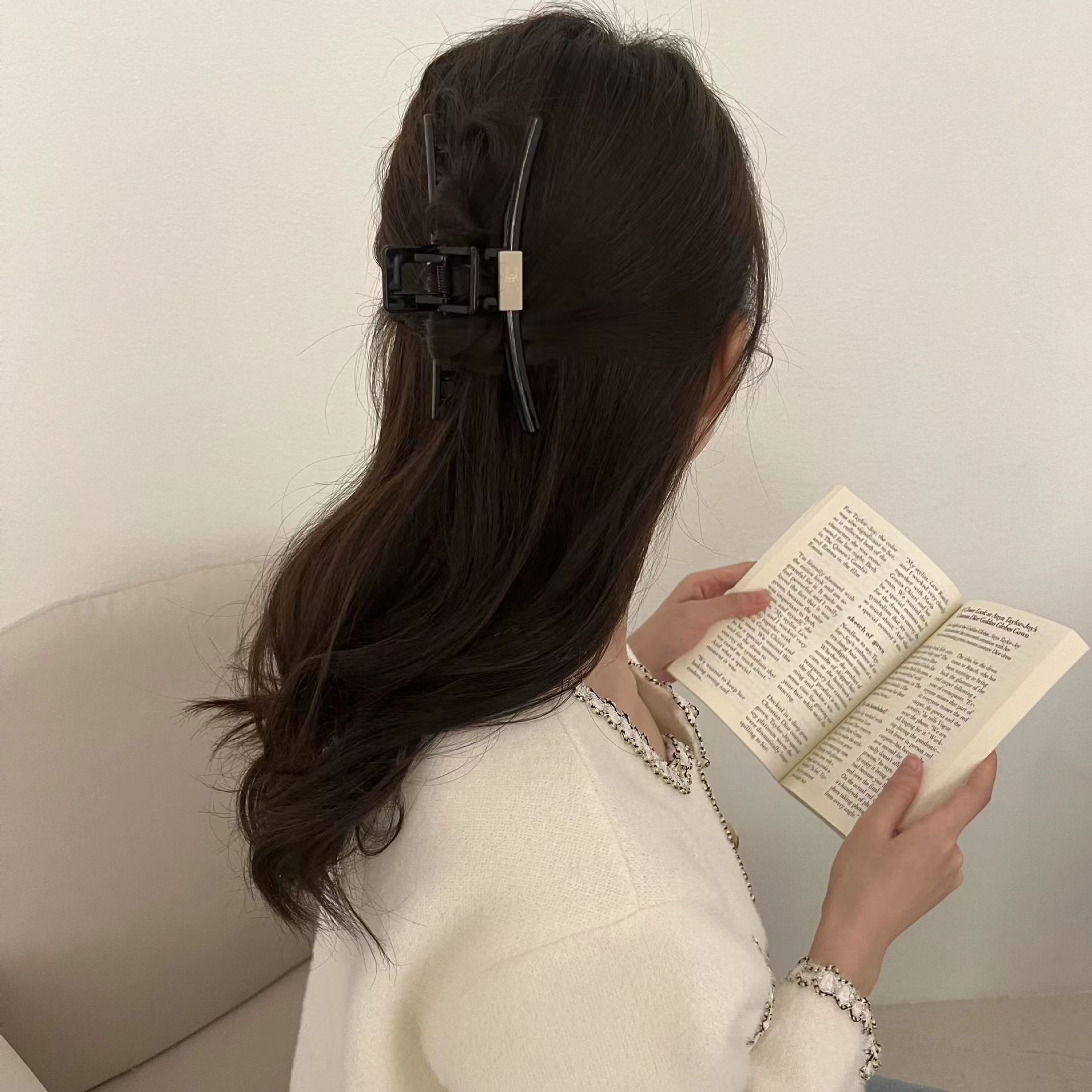 Fresh and retro small chanel-style hair clip, large, high-end, sweet and elegant, side grab clip hair accessory, headwear for women Specification drawing