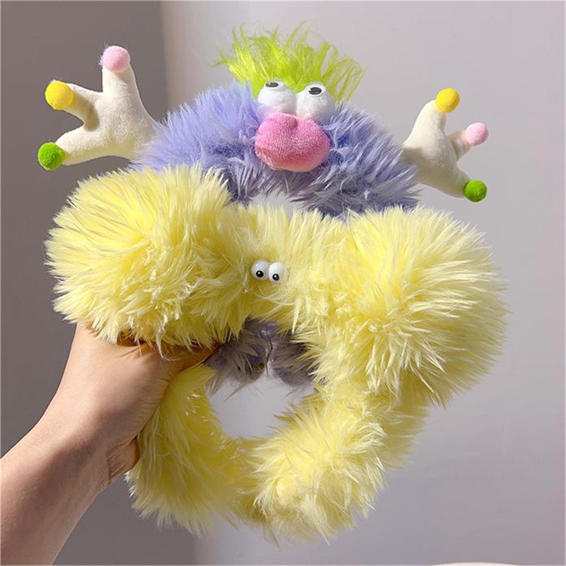 The funny long-haired plush ugly doll hair band is fun and bizarre, with ugly ears that sprout into the hearts of cute girls. It's a hair band and hair accessory Application Scenario