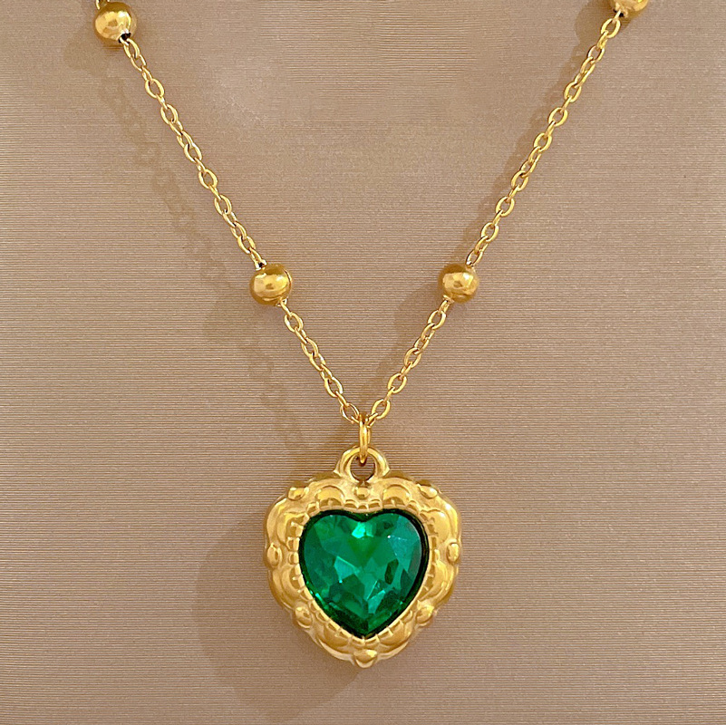 【 All-titanium Steel 】 Green heart-shaped female niche design simple pendant short collarbone chain Korean style cold neck Application Scenario