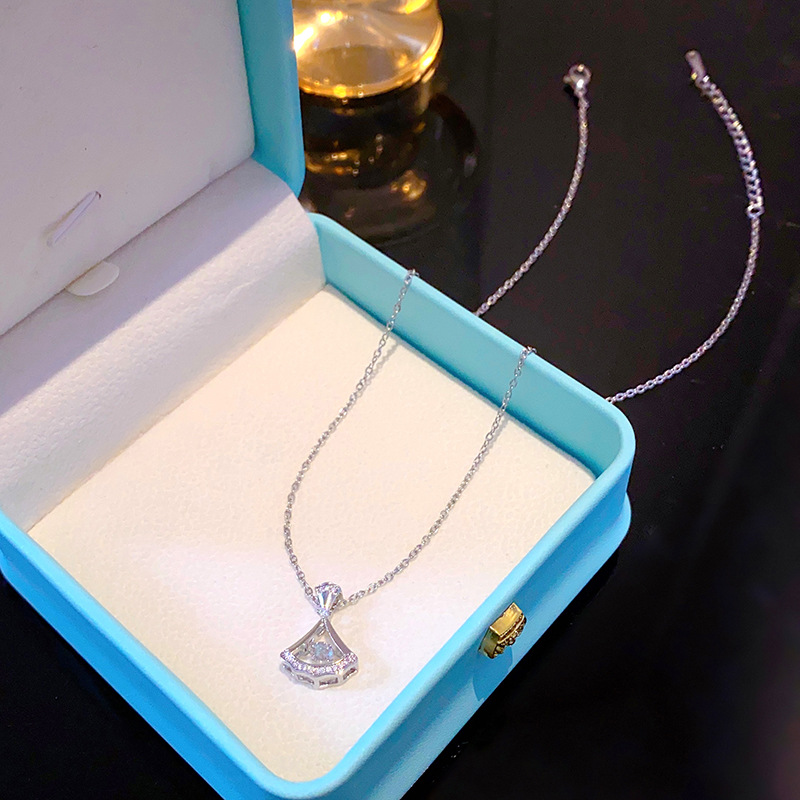 Silver zircon dress, dynamic necklace, women's niche design sense, titanium steel collarbone chain, fashionable, simple and versatile accessory Application Scenario