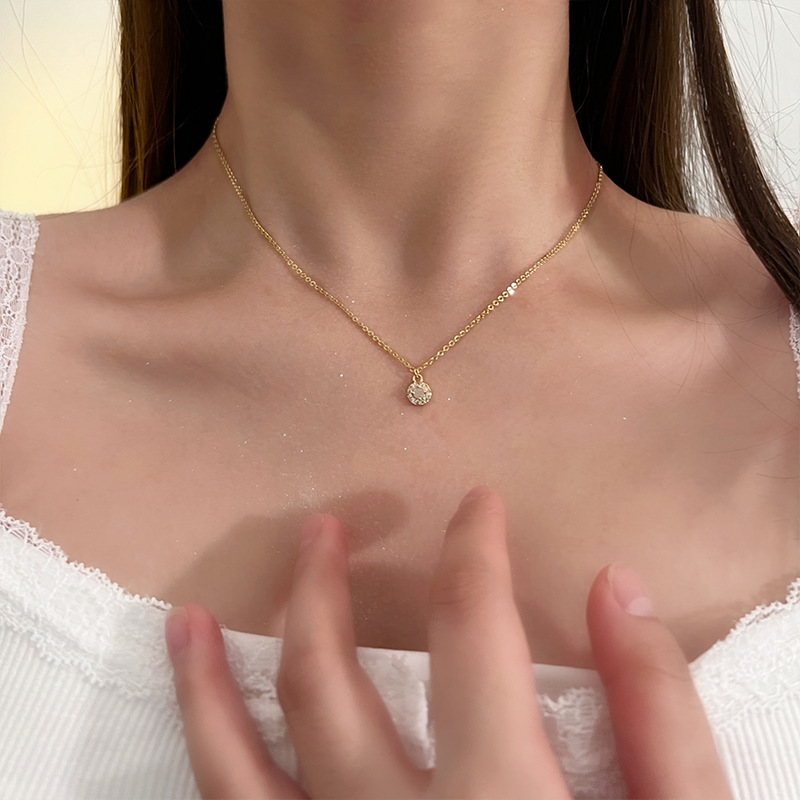 The new 2024 trendy necklace, a delicate and light luxury zircon circle necklace, is simple, fashionable and elegant for women, and a versatile collarbone chain full figure