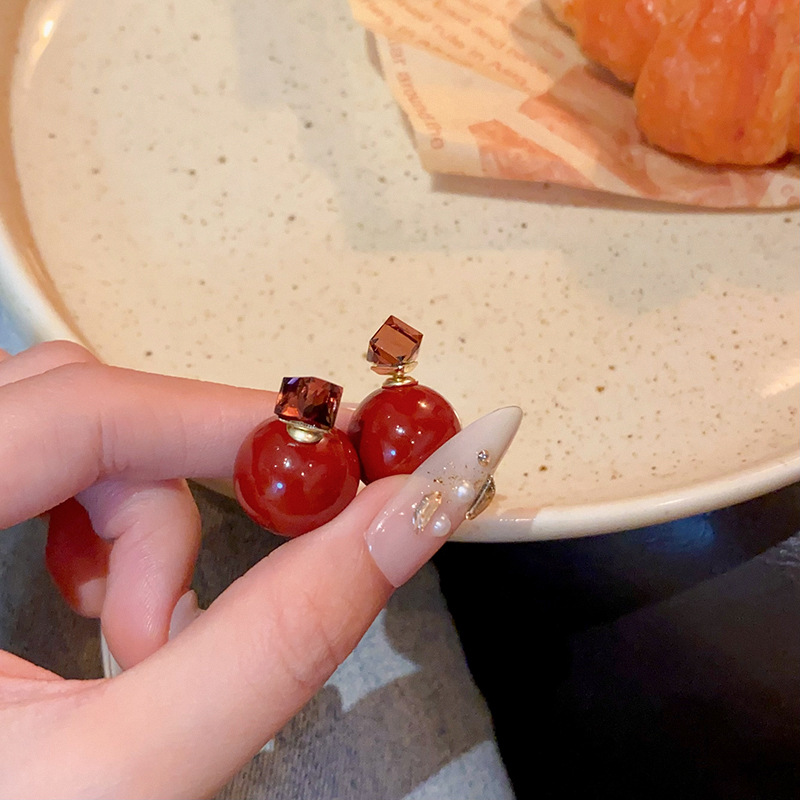 Ankela Red earrings with pearl stud earrings on both sides are a unique and light luxury item for women, exuding a high-end and retro charm Specification drawing