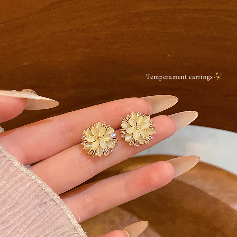 Light luxury, niche fashion, elegant and high-end zircon flower stud earrings, elegant and versatile, the same style as the popular daisies earrings full figure