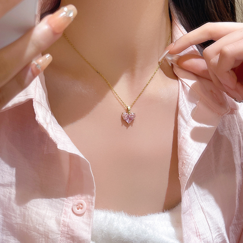 The pink heart-shaped zircon titanium steel necklace exudes an ethereal feminine charm and is versatile. The heart-shaped collarbone chain is a bestseller and a popular online celebrity necklace accessory Application Scenario