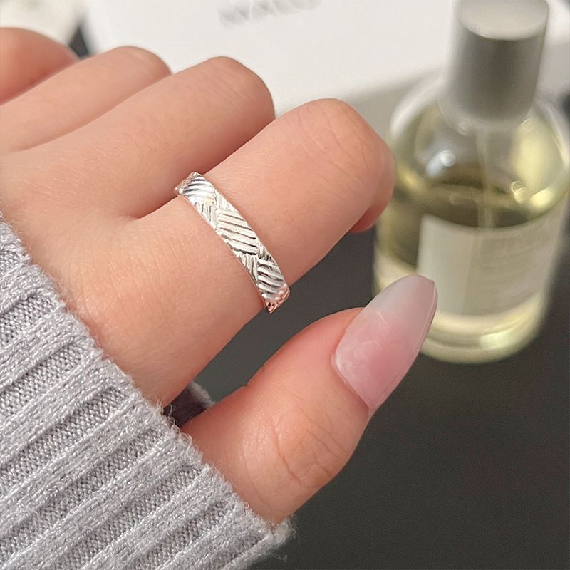Fashionable and simple ring for women, niche style, high-end, simple and trendy, ins fashion trend, personalized and simple ring for women full figure