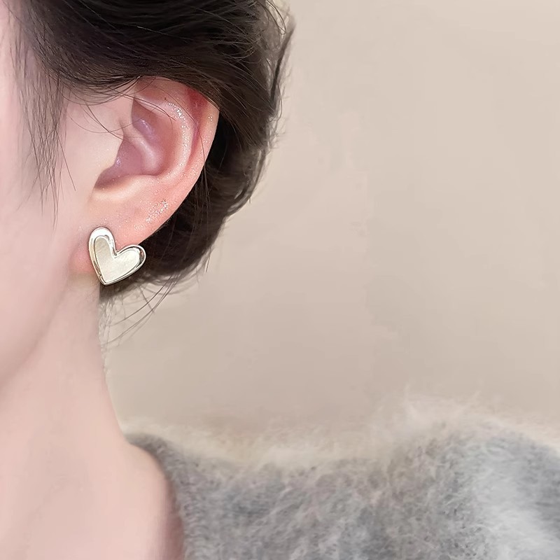Frosted three-dimensional heart-shaped brushed stud earrings for women, simple and cool ins style versatile earrings, fashionable and elegant commuting earrings Application Scenario