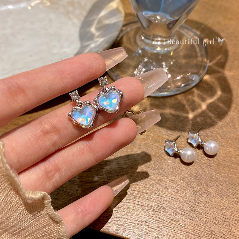 Deep blue water ripple heart-shaped stud earrings are unique, exquisite and versatile. Tassel pearl earrings are trendy and popular earrings Specification drawing