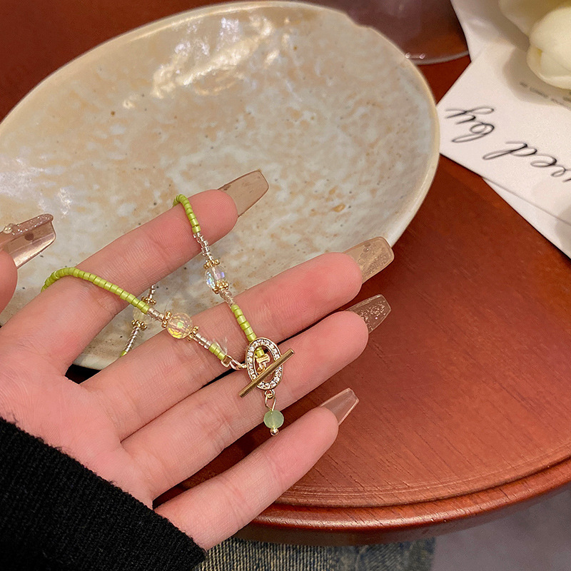 An InS-style fashionable and fresh colorful beaded necklace with a light luxury and niche design sense, a popular collarbone chain accessory details Picture