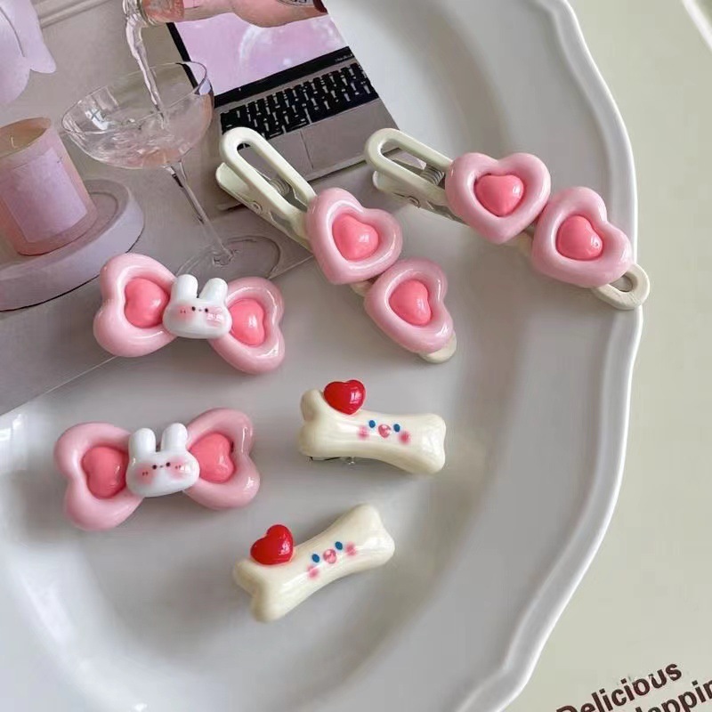 Heart-shaped blush little rabbit diy hair clips, duckbeak clips, bangs clips, colorful double-layer heart-shaped resin dopamine accessories Application Scenario