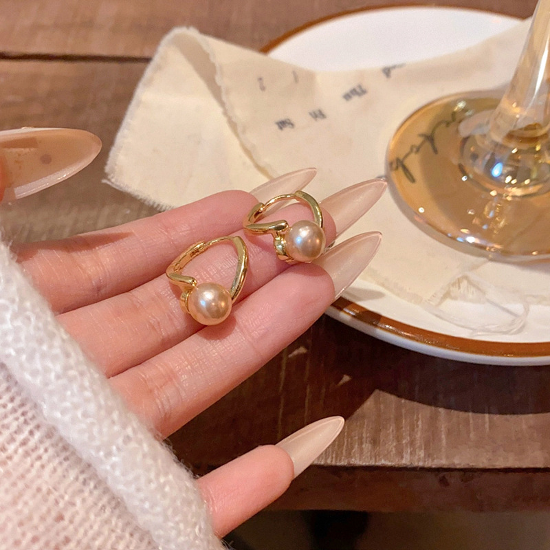 Light luxury and high-end champagne-colored pearl earrings, unique feminine charm, geometric stud earrings, best-selling internet-famous earrings wholesale full figure