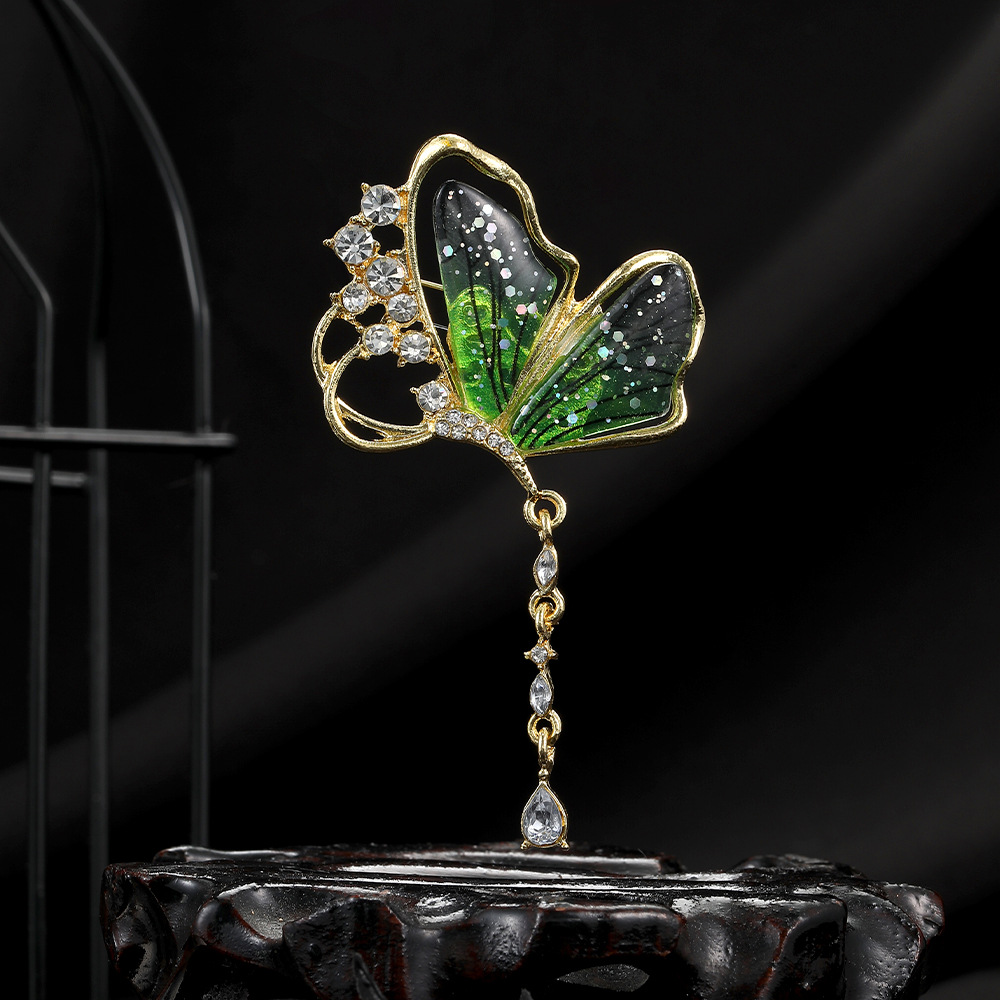 Forest-themed light luxury diamond-encrusted semi-transparent green butterfly brooch, high-end and sweet water drop fashionable and elegant brooch for women full figure