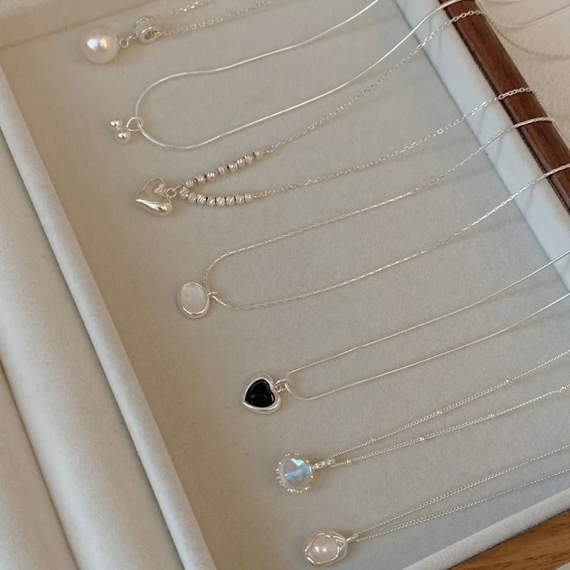 The pearl necklace exudes a retro feminine charm with a sweet French Chanel style and is versatile. The collarbone chain has a niche design sense and is a new 2024 model full figure