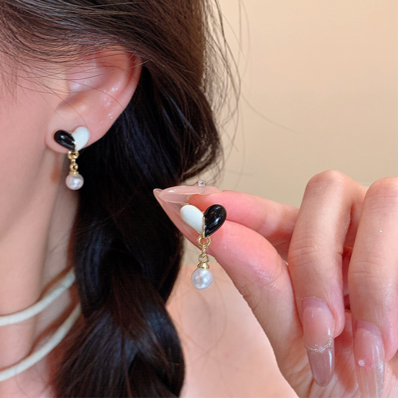 French retro black and white oil-dripping heart-shaped earrings for women, 2025 new style, niche design sense pearl earrings, trendy earrings details Picture