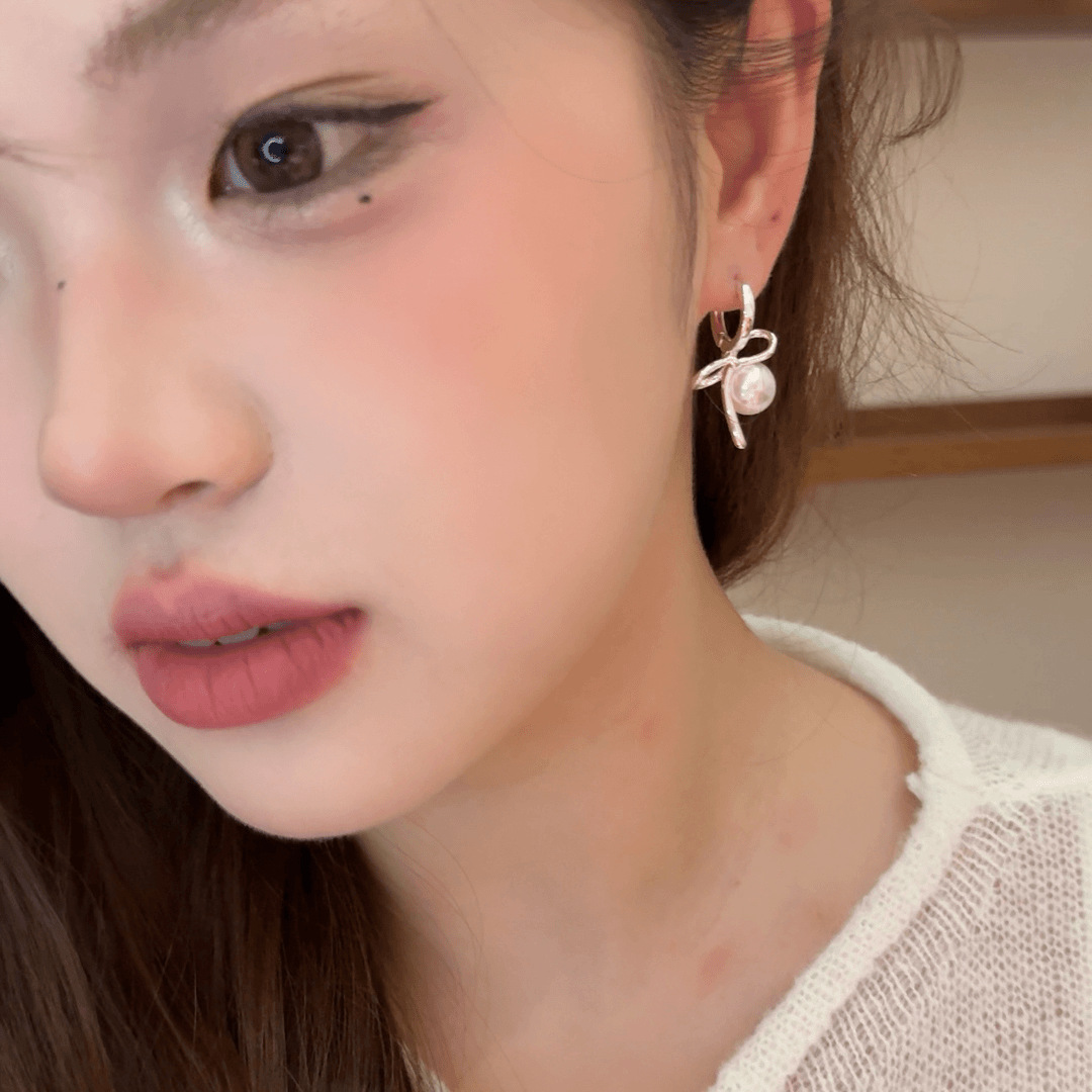 Gentle bow bead earrings, elegant and exquisite pearl ear buckles, cold style, versatile and sweet earrings Application Scenario