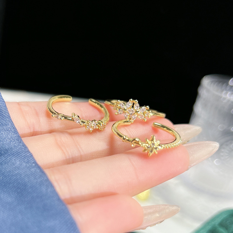 This is a versatile and simple new style of personalized star-studded diamond-encrusted open-top ring. It is a sophisticated and elegant ring for women to wear in layers details Picture