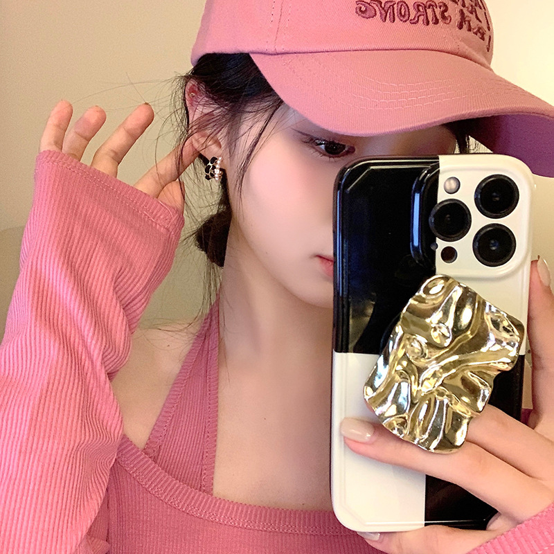 Black velvet pearl ear ring earrings exude a sense of luxury and sophistication for women, with a unique and individualistic style. The stud earrings feature a niche design Application Scenario